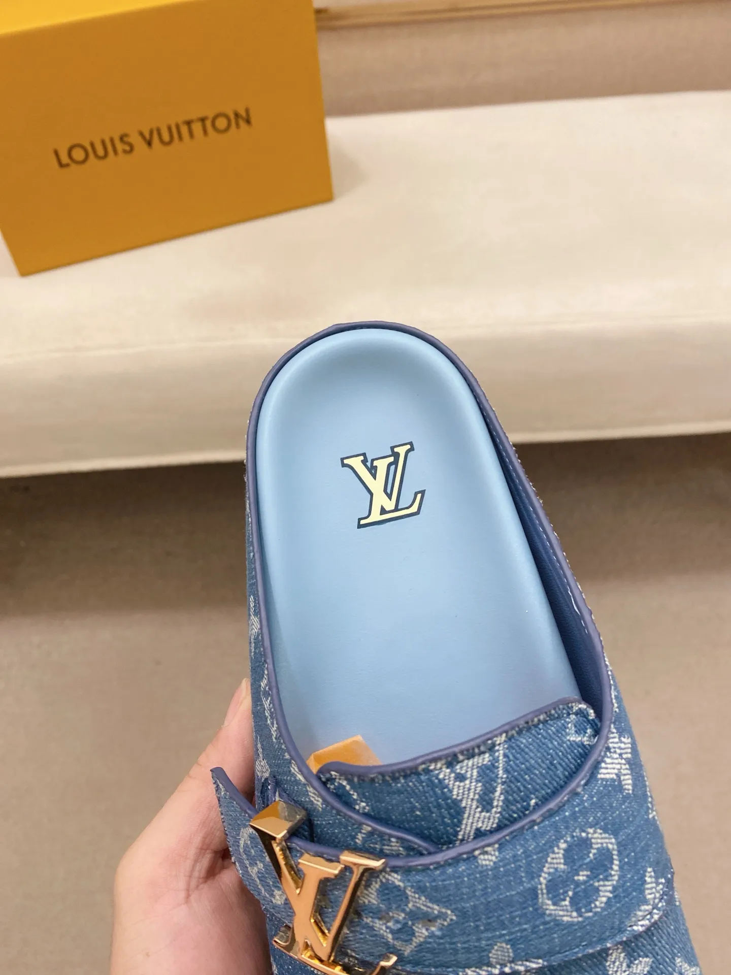 Men's shoes💰: 200💰38-45, LV Easy 2025 new men's casual sandals and slippers, made of suede cow leather, with Monogram pattern to highlight the trendy style. Adjustable straps illuminated with LV letters, while a resilient insole and micro outsole provide lightweight comfort. Made of suede cow leather with embossed Monogram pattern and brand element metal hardware✅Adjustable straps➕Tough insole‼ ️Micro outsole. Comfortable and easy to wear‼ ️